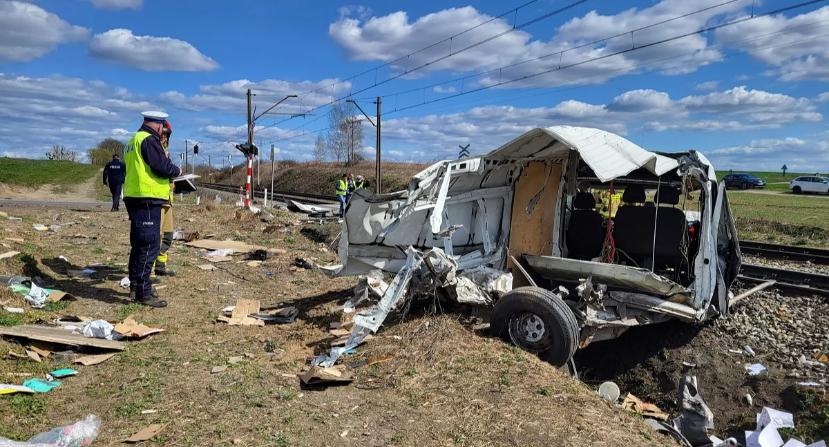 Wypadek drogowy, Tragiczny wypadek przejeździe kolejowym Ofiarą latek powiatu bydgoskiego - zdjęcie, fotografia