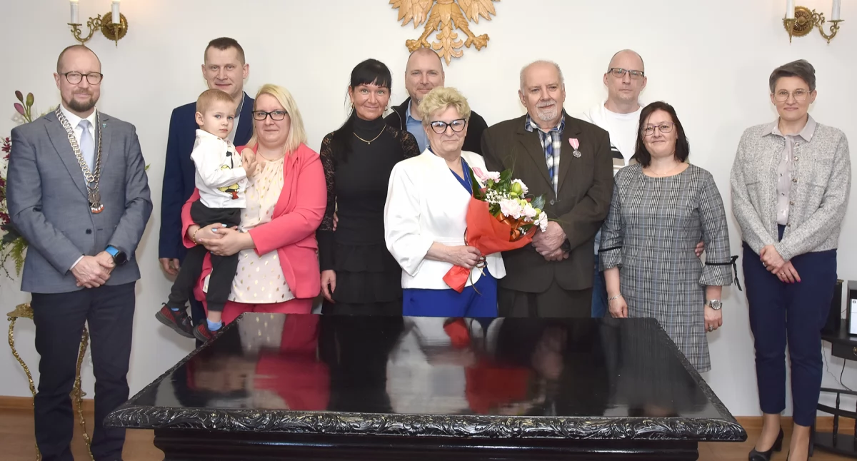 Jubileusz, Halina Roman Pozorscy medalami długoletnie pożycie małżeńskie Wszystkiego najlepszego! - zdjęcie, fotografia
