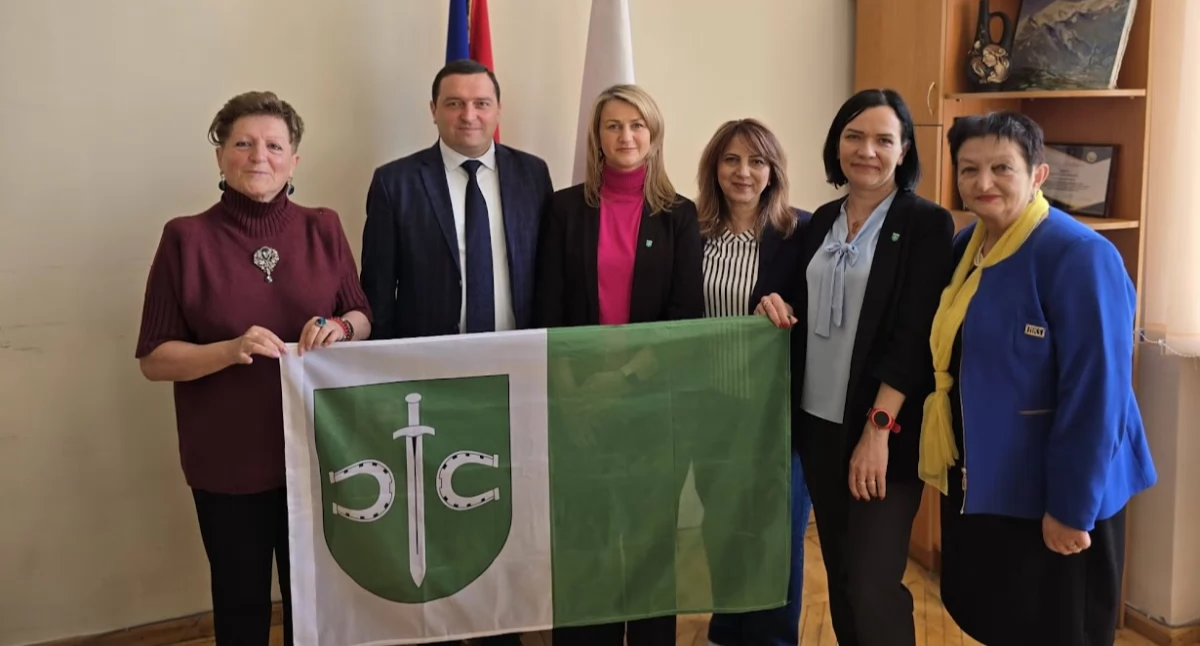 Prąd, woda, ogrzewanie, śmieci i opłaty, Przedstawiciele Gminy Pruszcz Armenii Temat zagospodarowanie odpadami komunalnymi - zdjęcie, fotografia