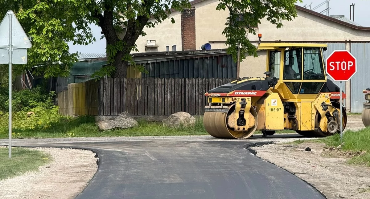 Inwestycje, Naprawiają zniszczoną drogę Będzie nawierzchnia - zdjęcie, fotografia