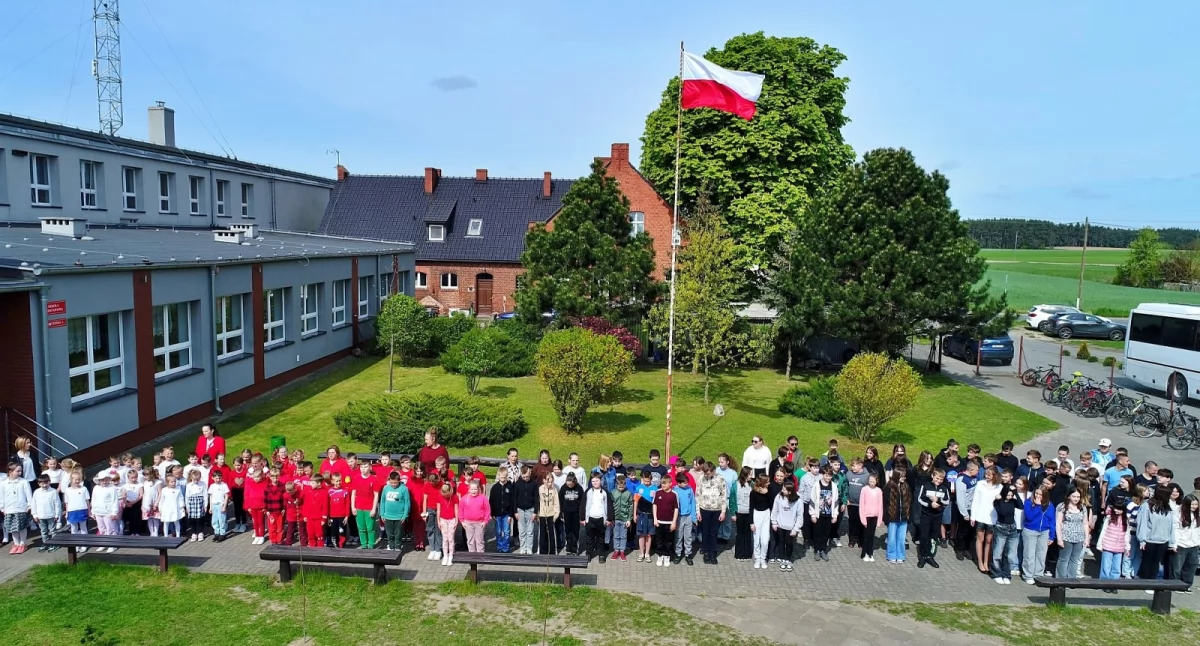 Uroczystości, święta i obchody, Obchody Święta Konstytucji świętowała społeczność szkoły Różannie - zdjęcie, fotografia