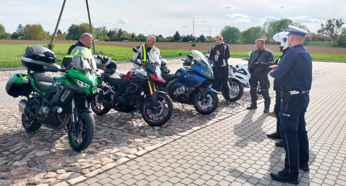 Akcja policji, Świadomy bezpieczny motocyklista policjantami Świecia Akcja służb mundurowych - zdjęcie, fotografia