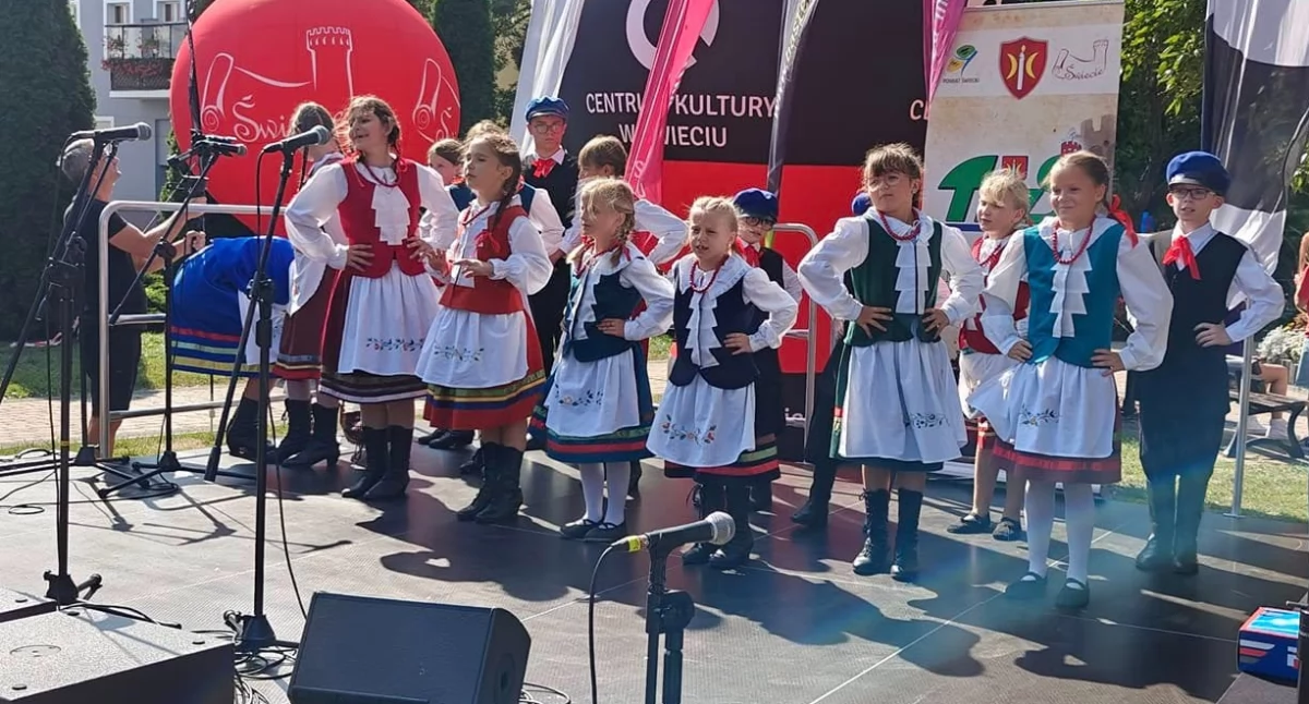 Dożynki, festyny i pikniki, Festyn parafialny Świeciu programie koncerty strefa gastronomiczna tylko - zdjęcie, fotografia