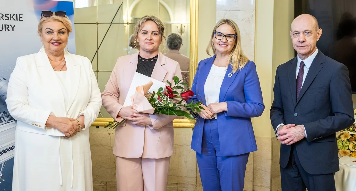 Książki, pisanie i literatura, Gminna Biblioteka Publiczna Świekatowie Kierownik Monika Piekarska nagrodą marszałka - zdjęcie, fotografia