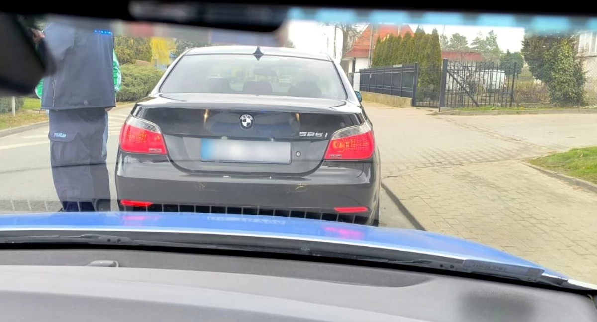 Akcja policji, Policjant wolnym służby przejeżdżał ulicami Nowego Zwrócił uwagę - zdjęcie, fotografia