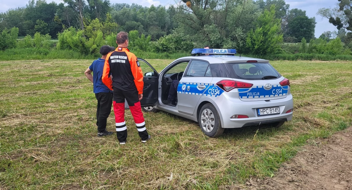 Akcja policji, Wiśle miały unosić zwłoki Wezwano służby - zdjęcie, fotografia