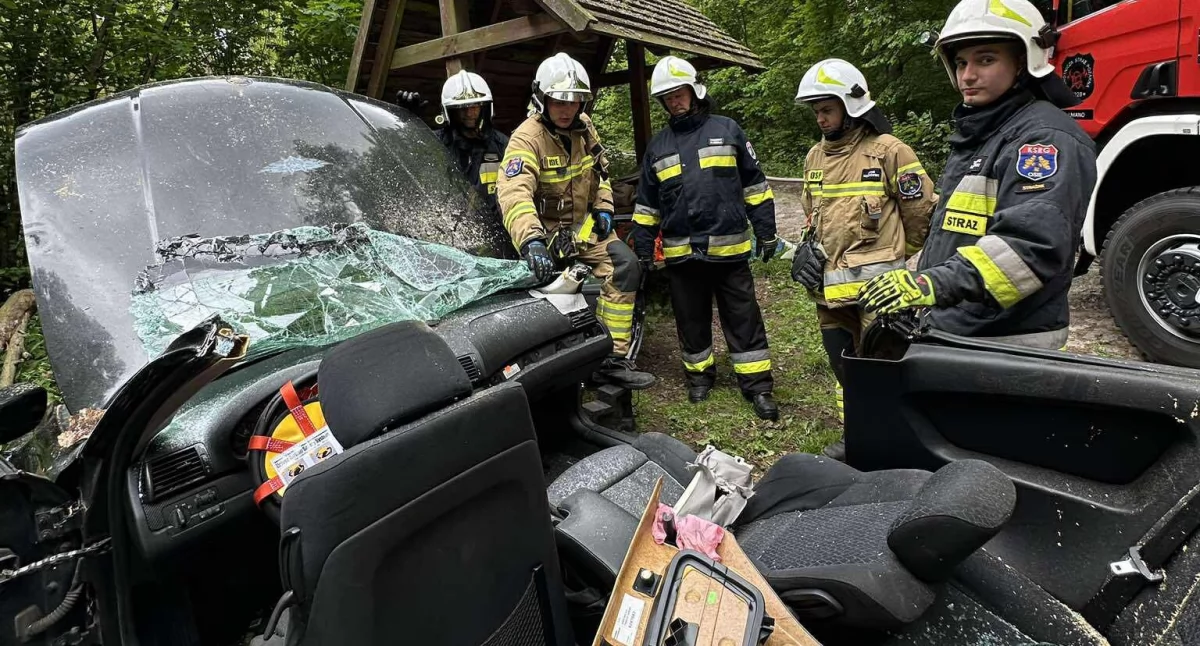 Wypadek drogowy, Wypadek drogowy jedna osoba uwięziona pojeździe Jednocześnie pożar strażacy przeprowadzili ćwiczenia - zdjęcie, fotografia