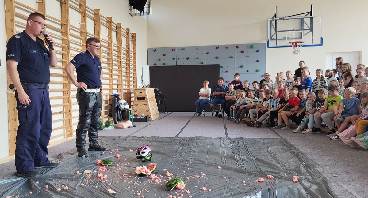 Akcja policji, Dlaczego ważny Policjanci przeprowadzili pokaz użyciem arbuza - zdjęcie, fotografia