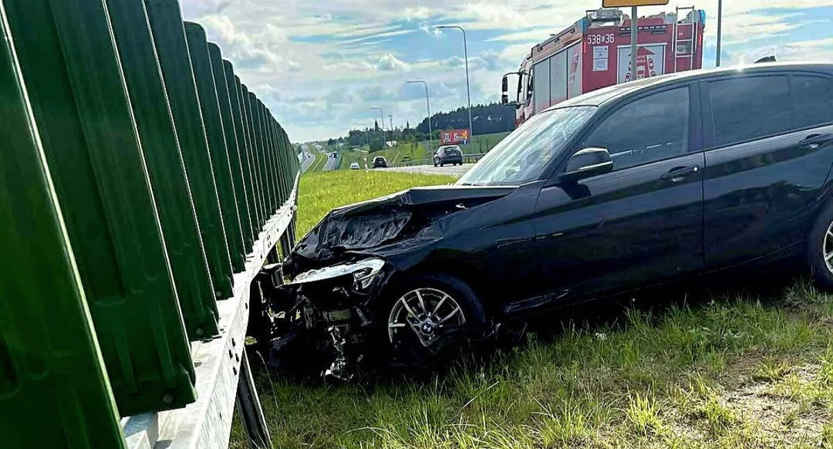 Wypadek drogowy, osobowe uderzyło bariery miejscu straż pogotowie policja - zdjęcie, fotografia