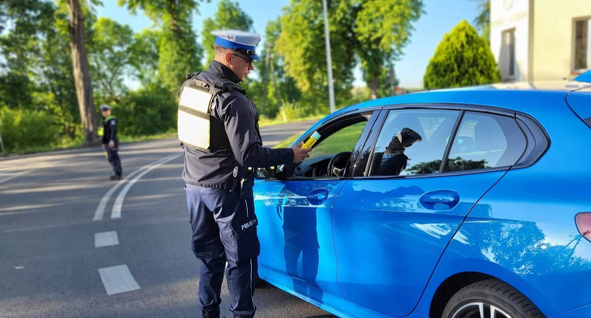 Akcja policji, Zmasowana akcja policji drogach powiatu kierowców dmuchało alkomat - zdjęcie, fotografia