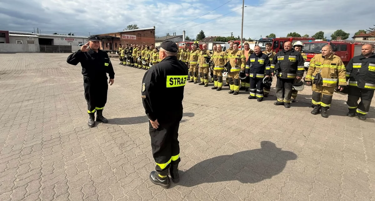 Pożar, Straż przyjechała Gminnej Spółdzielni Pruszczu Przeprowadzono ćwiczenia - zdjęcie, fotografia