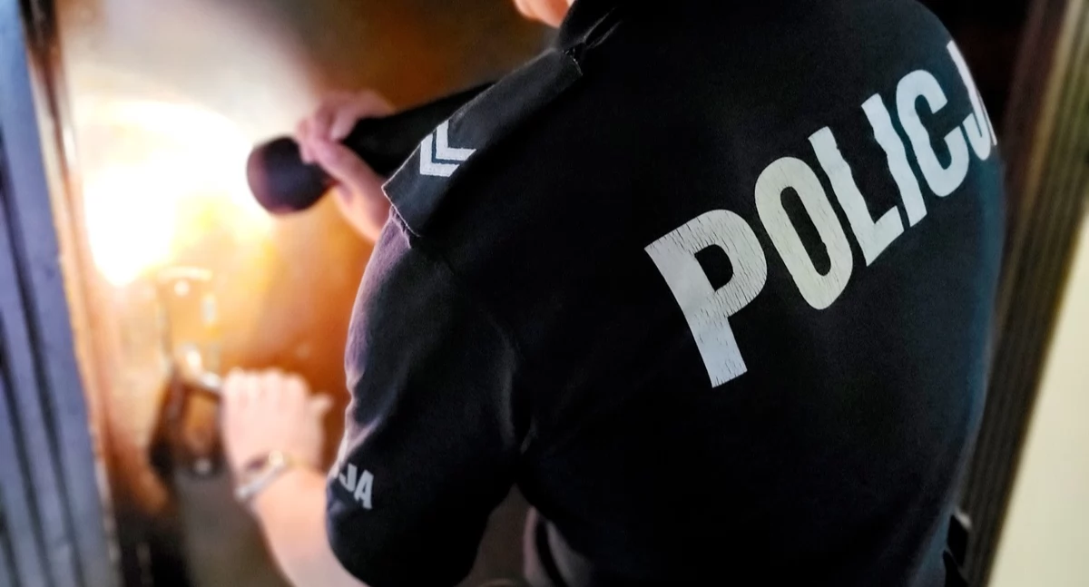 Akcja policji, Przed wyjazdem wakacje zabezpiecz swoje mieszkanie samochód policjantów - zdjęcie, fotografia