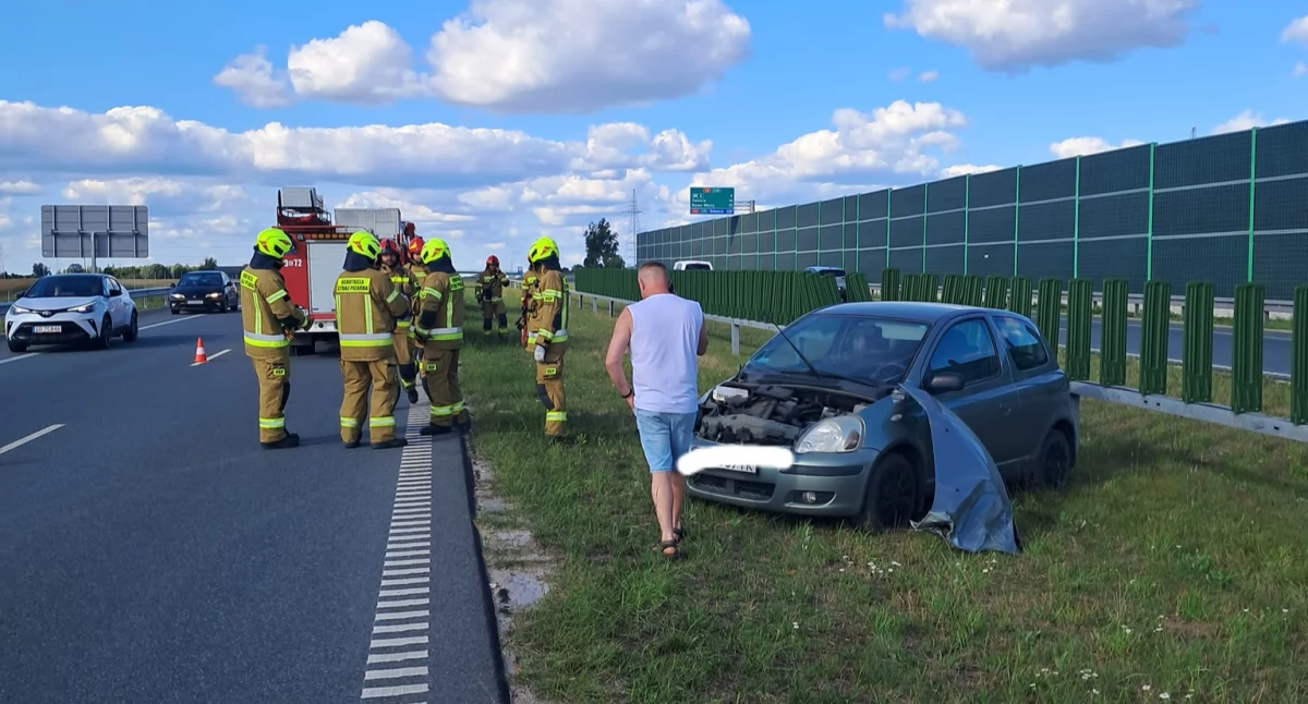Wypadek drogowy, Samochód osobowy wypadł drogi trasie Konieczna była interwencja służb - zdjęcie, fotografia