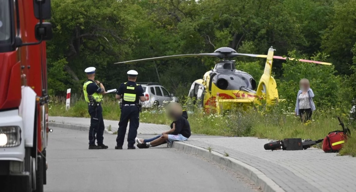 Wypadek drogowy, Dwóch nastolatków zostało rannych wypadku hulajnodze elektrycznej miejscu lądował - zdjęcie, fotografia