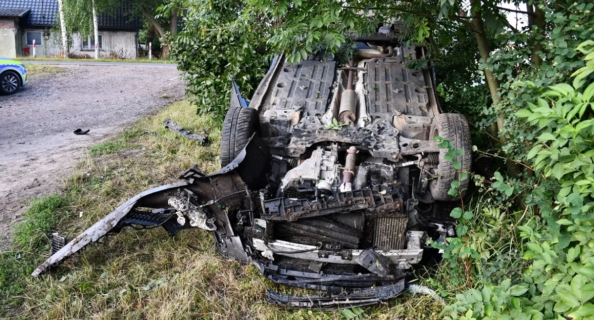 Wypadek drogowy, Pijana kobieta dachowała peugeotem Służby wezwał samochód - zdjęcie, fotografia
