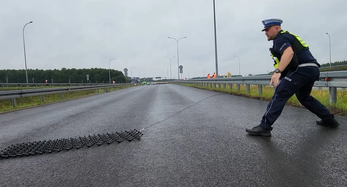 Akcja policji, Kolczatki drodze robili policjanci węźle Marzy - zdjęcie, fotografia