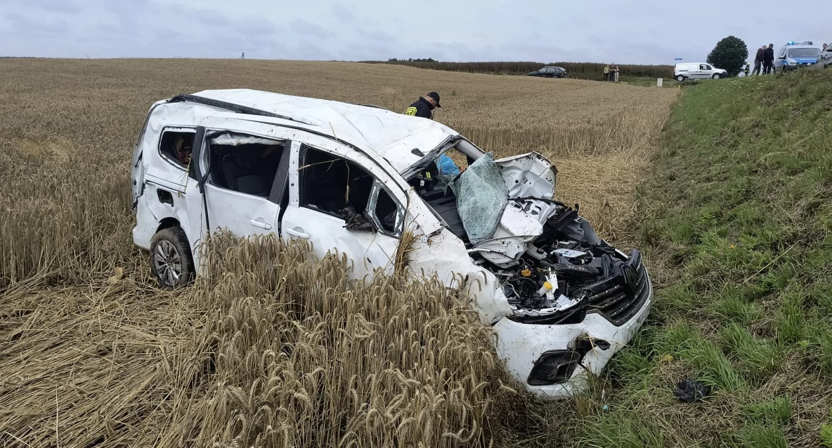 Wypadek drogowy, Dachowanie DW240 Autem jechało sześć osób - zdjęcie, fotografia