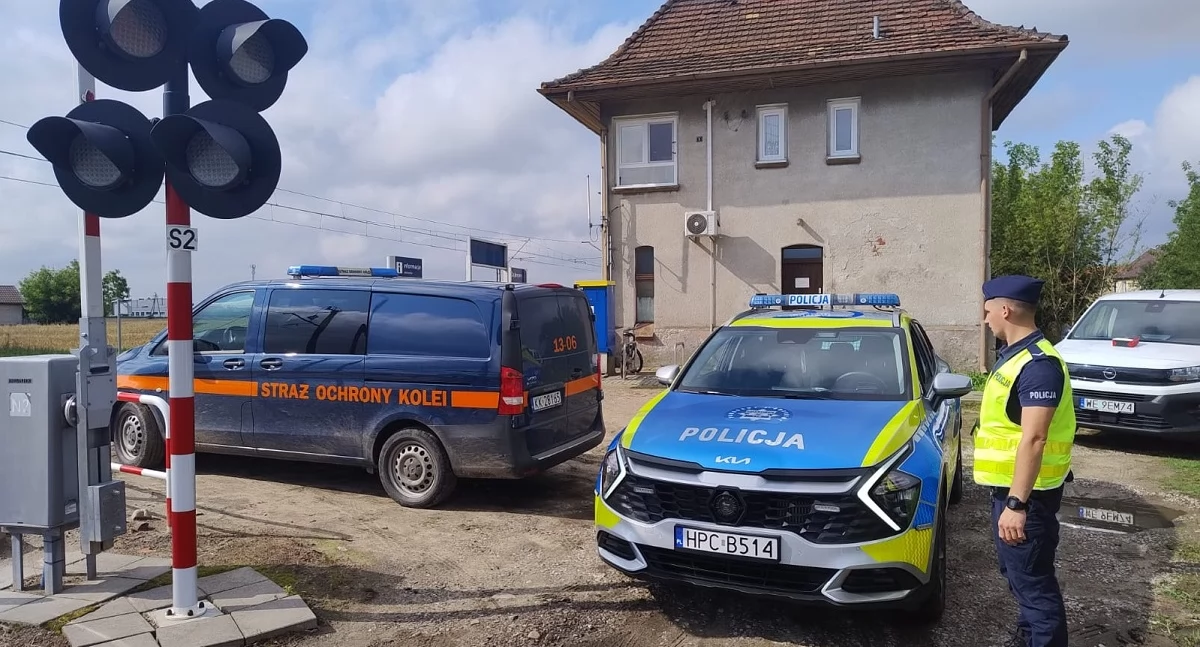 Akcja policji, Policja Straż Ochrony Kolei przejazdach Wspólna akcja służb - zdjęcie, fotografia