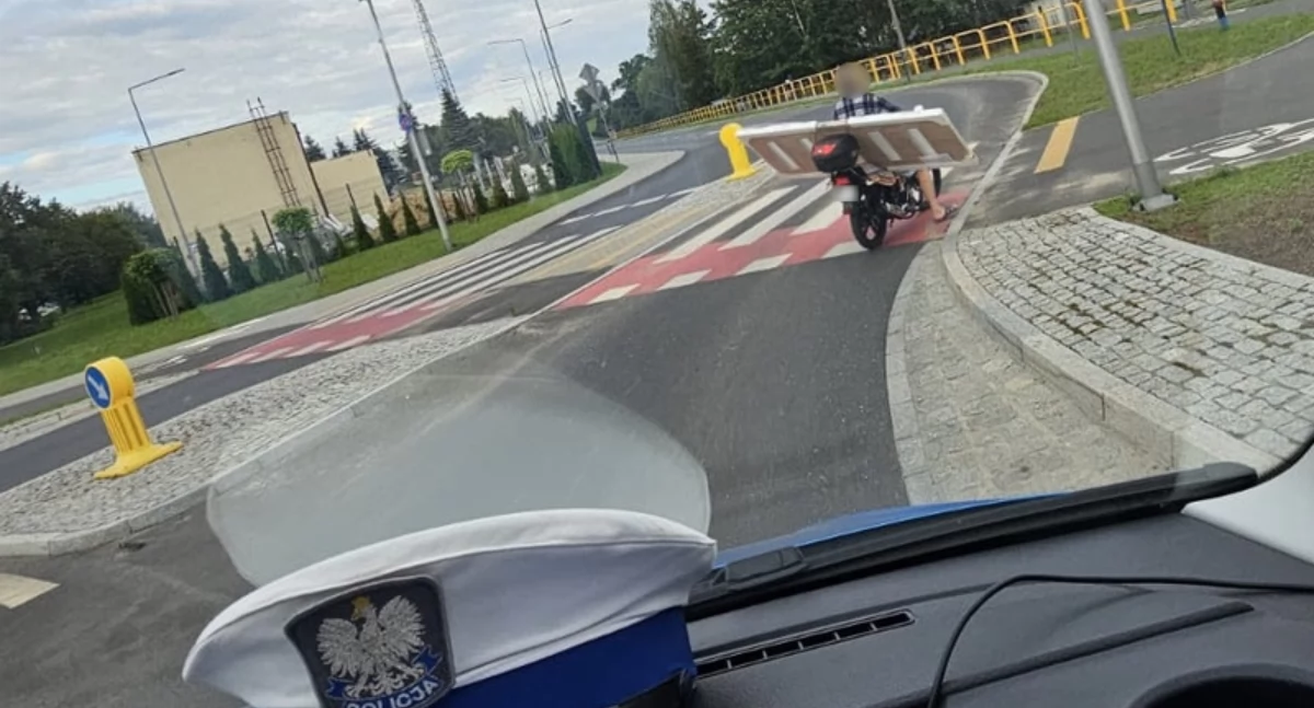 Piraci drogowi, Przewoził drzwi motorowerze Policjanci pozwolili dalej jechać - zdjęcie, fotografia