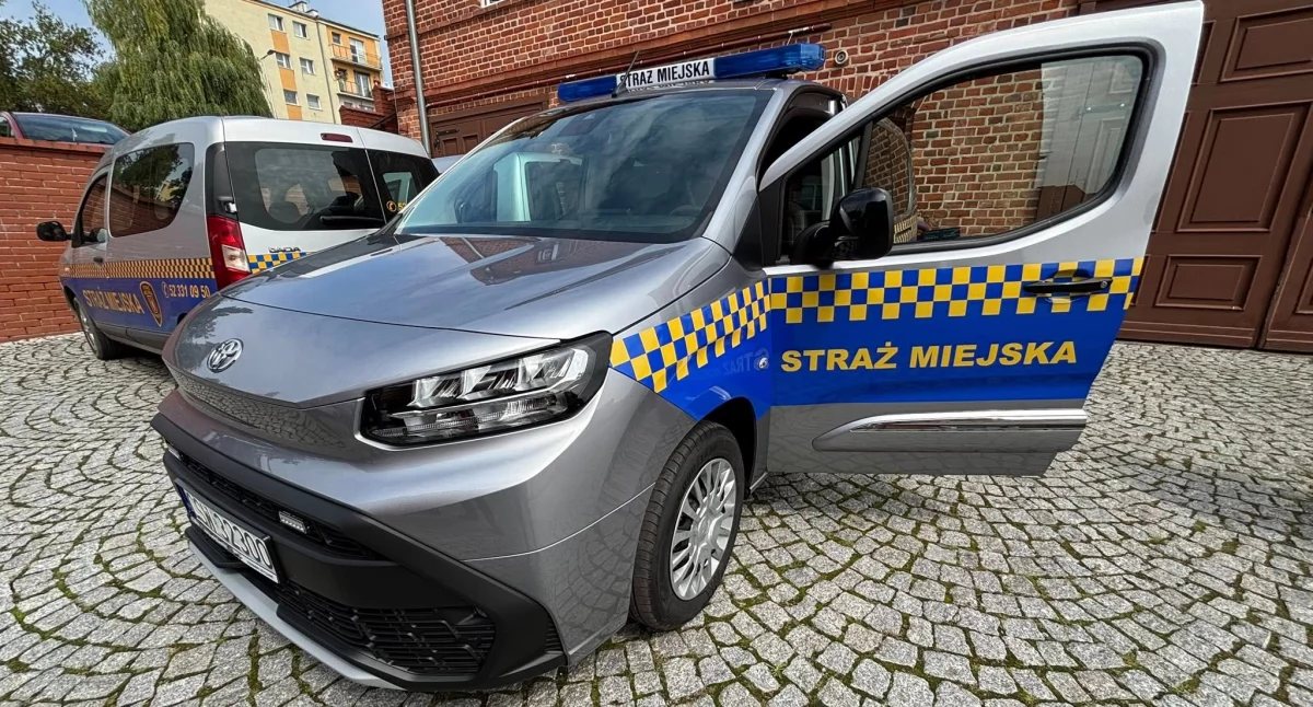 Inwestycje, Straż Miejska Świeciu Flotę wzbogacił radiowóz - zdjęcie, fotografia