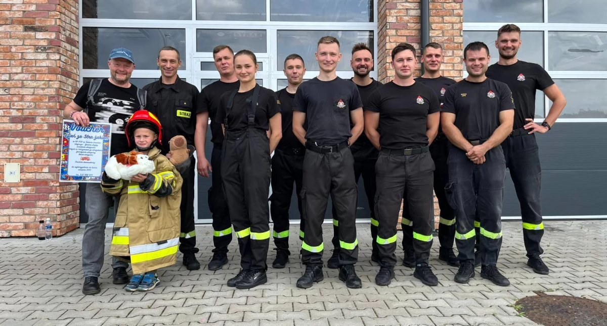 Akcja straży, wyjątkowy moment małego Rysia Spędził dzień strażakami - zdjęcie, fotografia