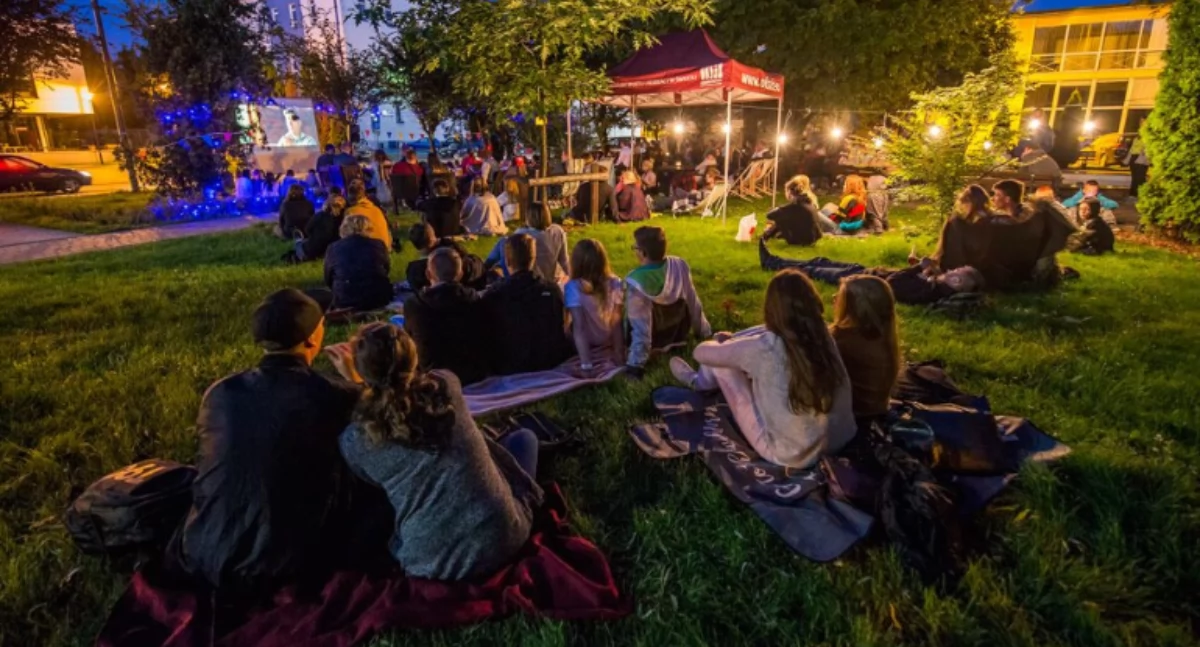 Filmy, letnie parku repertuarze - zdjęcie, fotografia