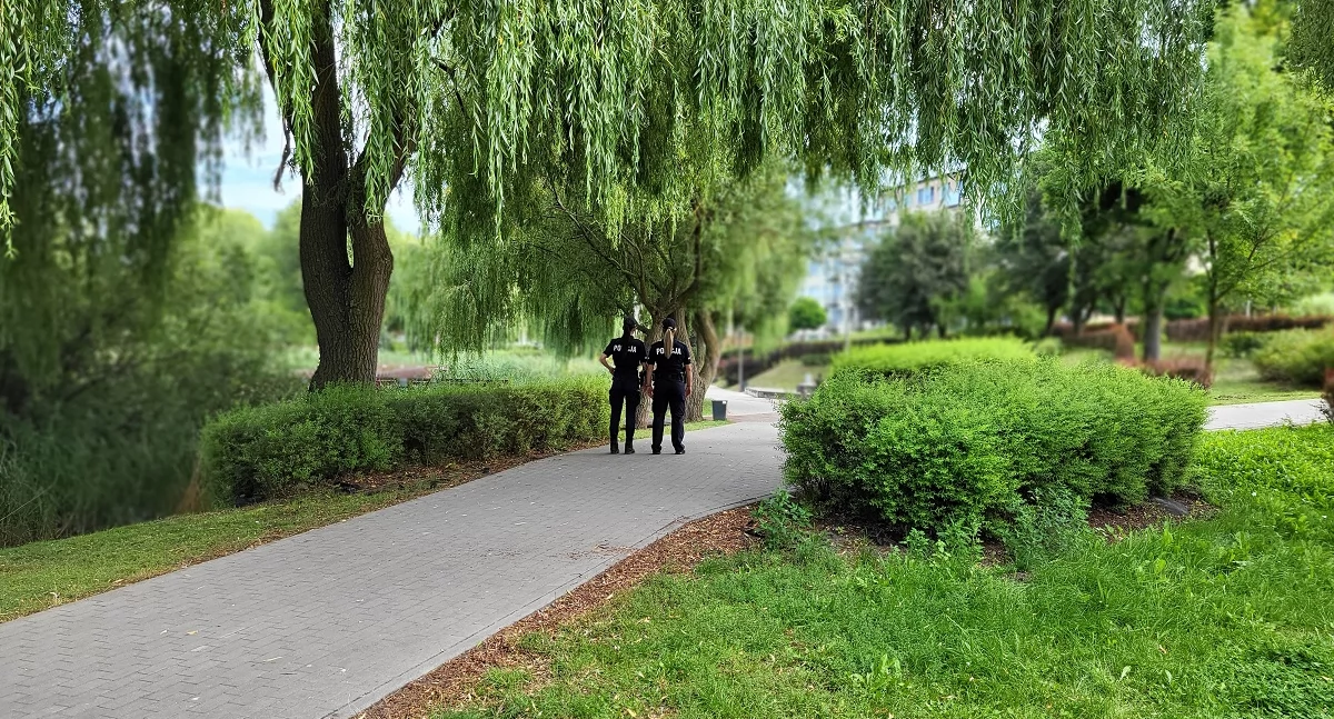 Akcja policji, Policyjne patrole rejonach parków Mundurowi kontrolują czy dochodzi popełniania wykroczeń przestępstw - zdjęcie, fotografia