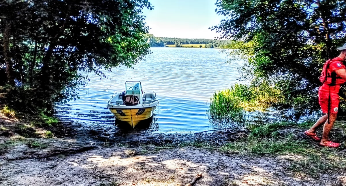 Akcja straży, Akcja służb ratowniczych brzegu jeziora znaleziono plecak rzeczy osobiste - zdjęcie, fotografia