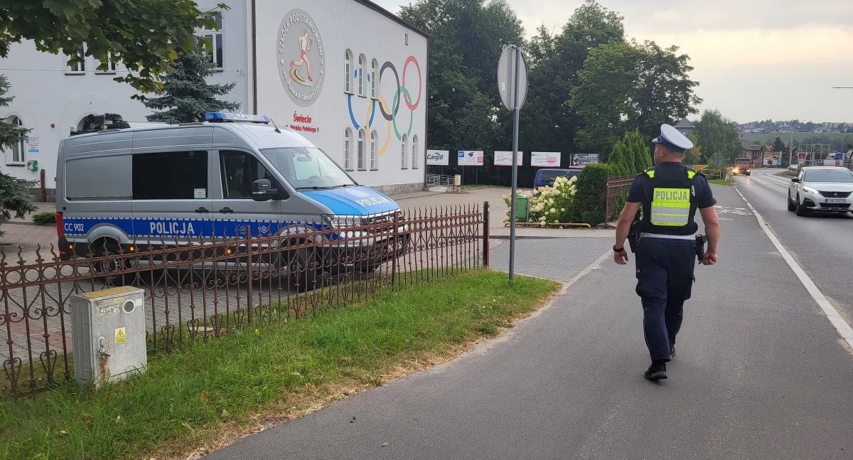 Akcja policji, Droga szkoły bezpieczna Policjanci sprawdzają okolice placówek oświatowych - zdjęcie, fotografia