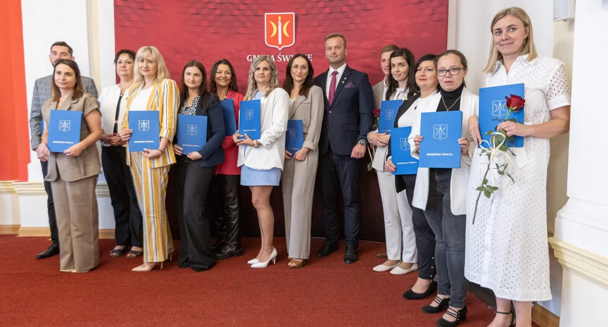 Edukacja, Rozpoczął szkolny Nagrody jubileuszowe powierzenie obowiązków dyrektora nadanie stopnia nauczyciela mianowanego [ZDJĘCIA] - zdjęcie, fotografia