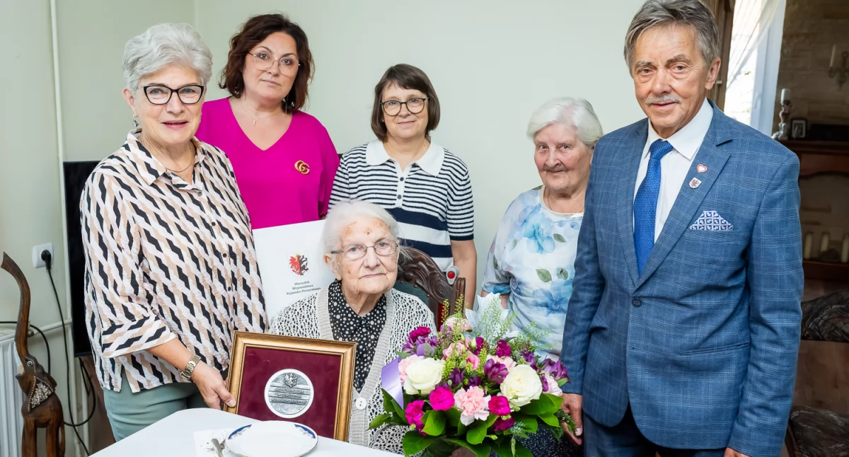 Jubileusz, Maria Ratkowska Drzycimia świętowała setne urodziny Imponuje pogodą ducha - zdjęcie, fotografia