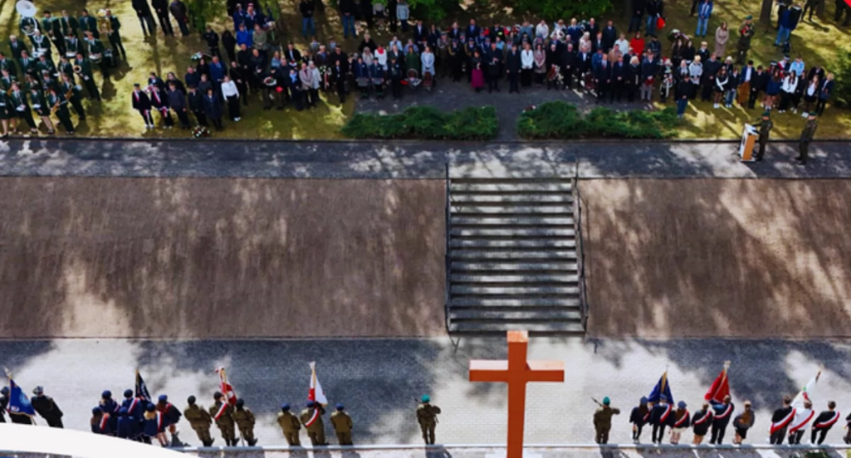 Uroczystości, święta i obchody, Uroczystość patriotyczno religijna Mniszku tutaj zamordowano osób - zdjęcie, fotografia