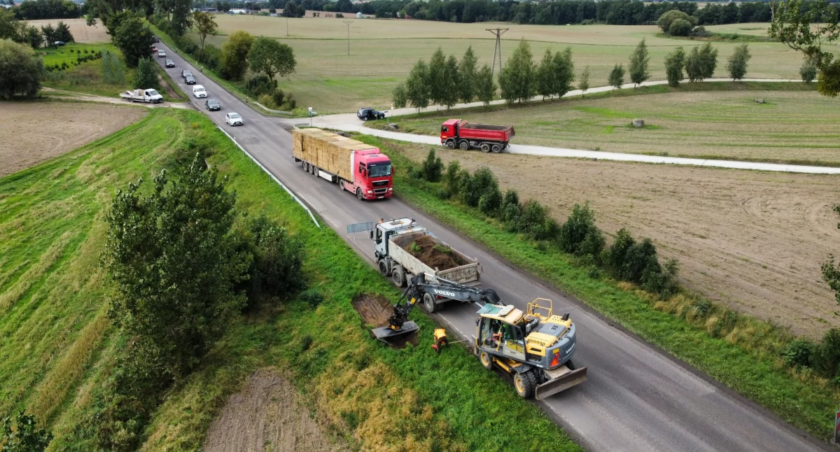 Inwestycje, Roboty drodze wojewódzkiej Zakończenie jeszcze jesieni - zdjęcie, fotografia