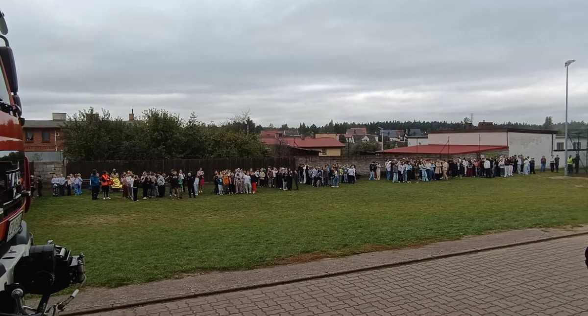 Akcja straży, Ewakuacja Szkole Podstawowej Strażacy przeprowadzili ćwiczenia [ZDJĘCIA] - zdjęcie, fotografia