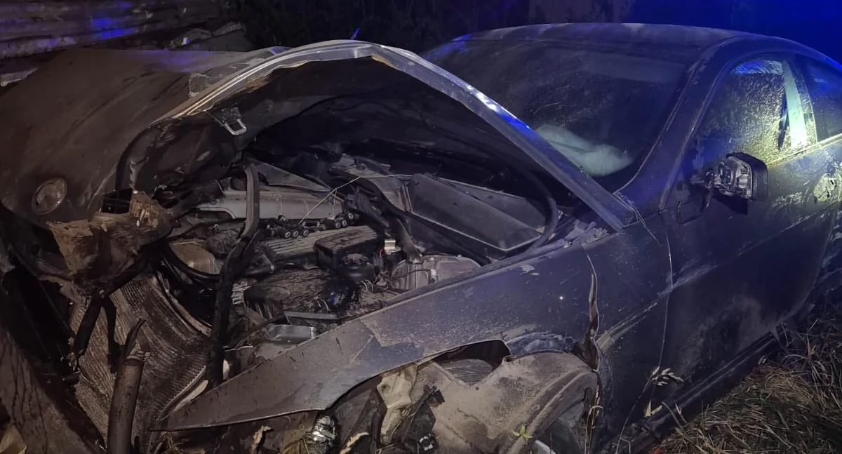 Wypadek drogowy, Wieczorna kolizja Pruszczu staranowało ogrodzenie - zdjęcie, fotografia