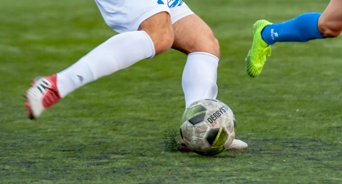 Piłka nożna, Emocjonująca końcówka meczu Start Pruszcz Victoria Czernikowo najbliższej kolejce małe derby - zdjęcie, fotografia