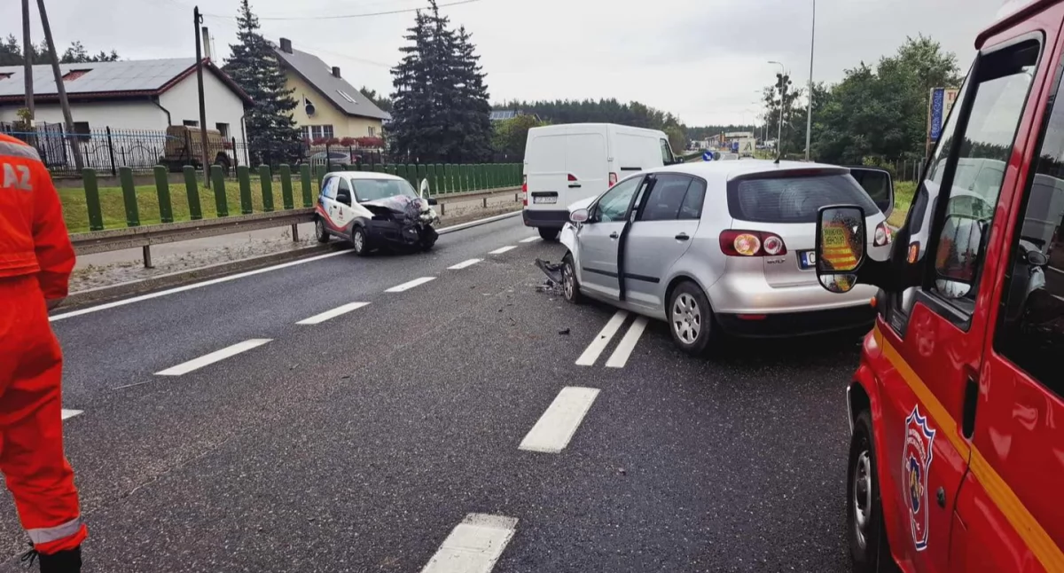 Wypadek drogowy, Czołowe zderzenie samochodów osoby poszkodowane - zdjęcie, fotografia