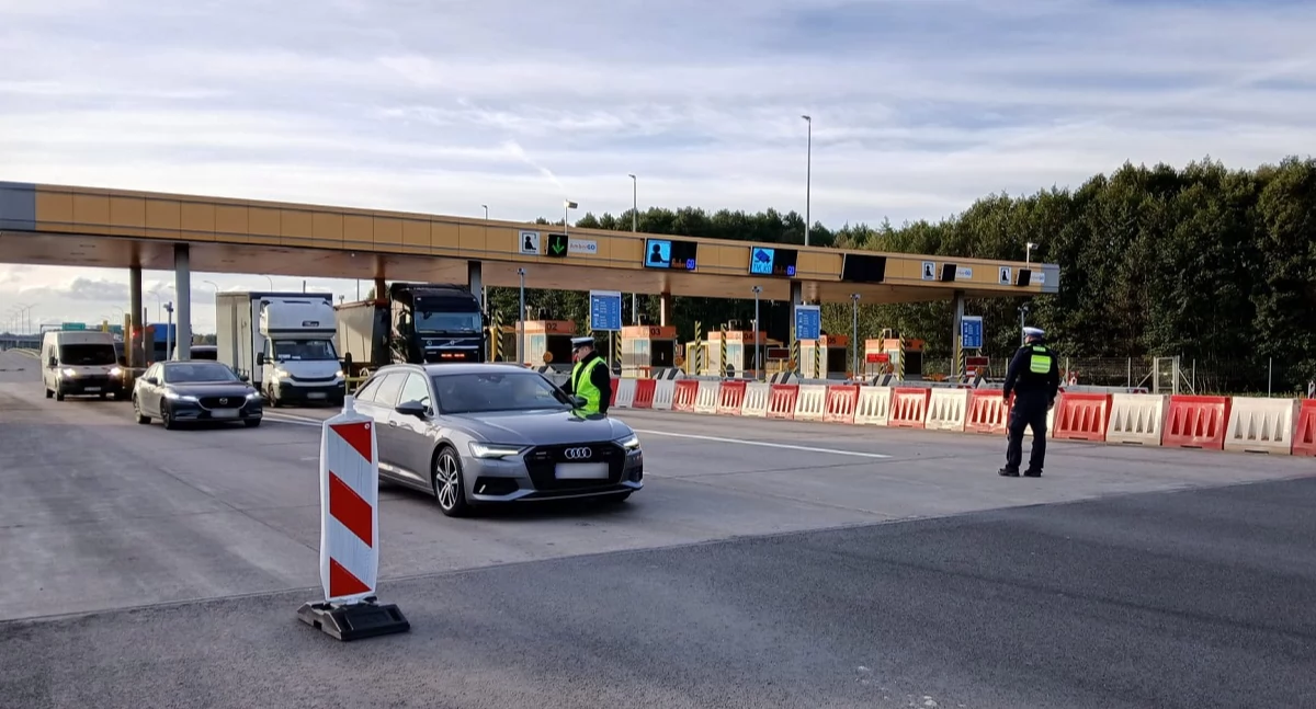 Piraci drogowi, Kierowcy dmuchali alkomat bramkach Policjanci apelują zachowanie trzeźwości kierownicą - zdjęcie, fotografia