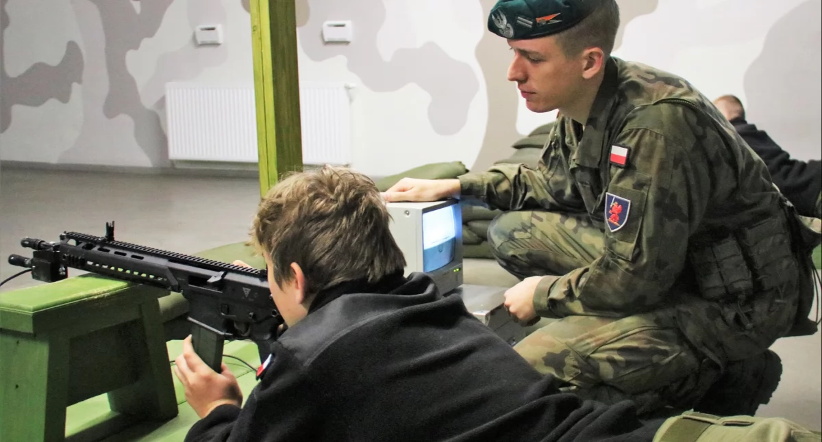 Edukacja, Można było zobaczyć wygląda wyposażenie wojskowe poćwiczyć - zdjęcie, fotografia