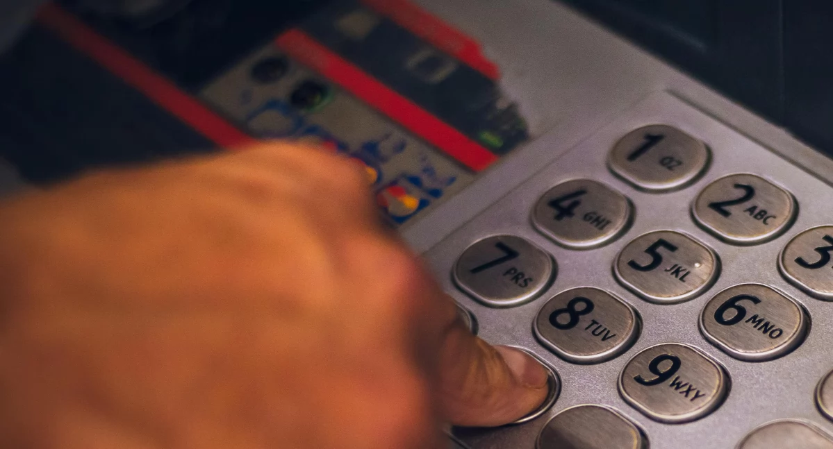 Kronika kryminalna , Kradzieże pieniędzy bankowych osób straciło środki - zdjęcie, fotografia