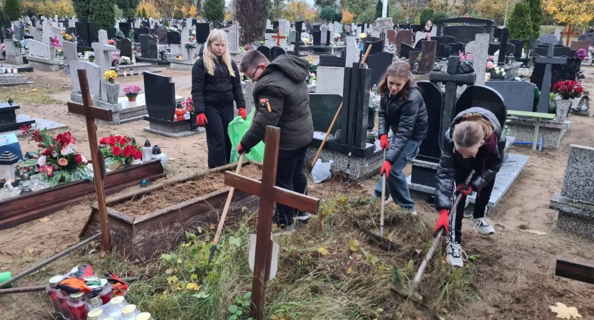 Wspomnienie, Młodzież wzięła sprawy swoje ręce Uporządkowano zapomniane groby - zdjęcie, fotografia