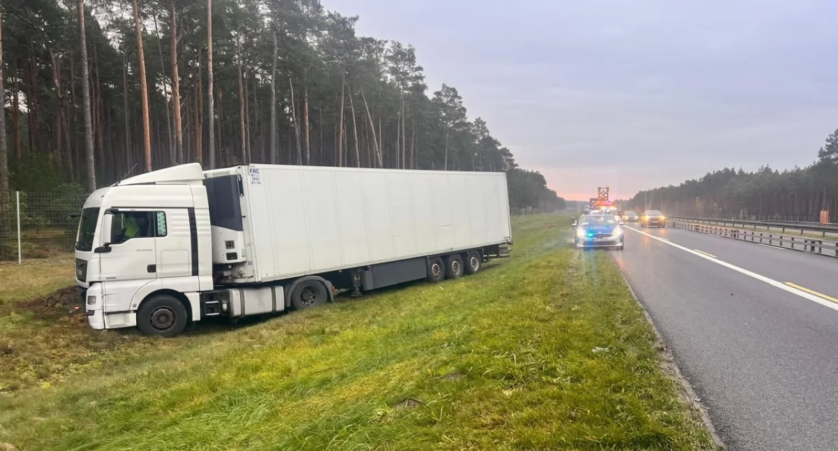Wypadek drogowy, Ciężarówka wypadła drogi Były utrudnienia - zdjęcie, fotografia
