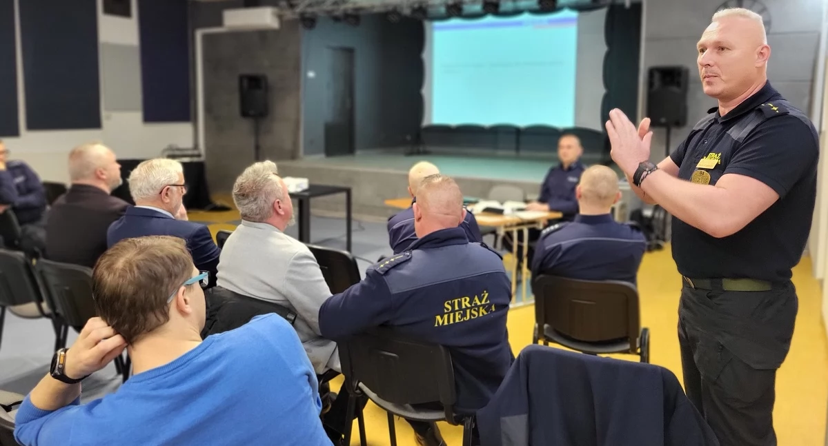 Akcja policji, Rozmawiali bezpieczeństwie rejonie Dużego Blankusza debata - zdjęcie, fotografia