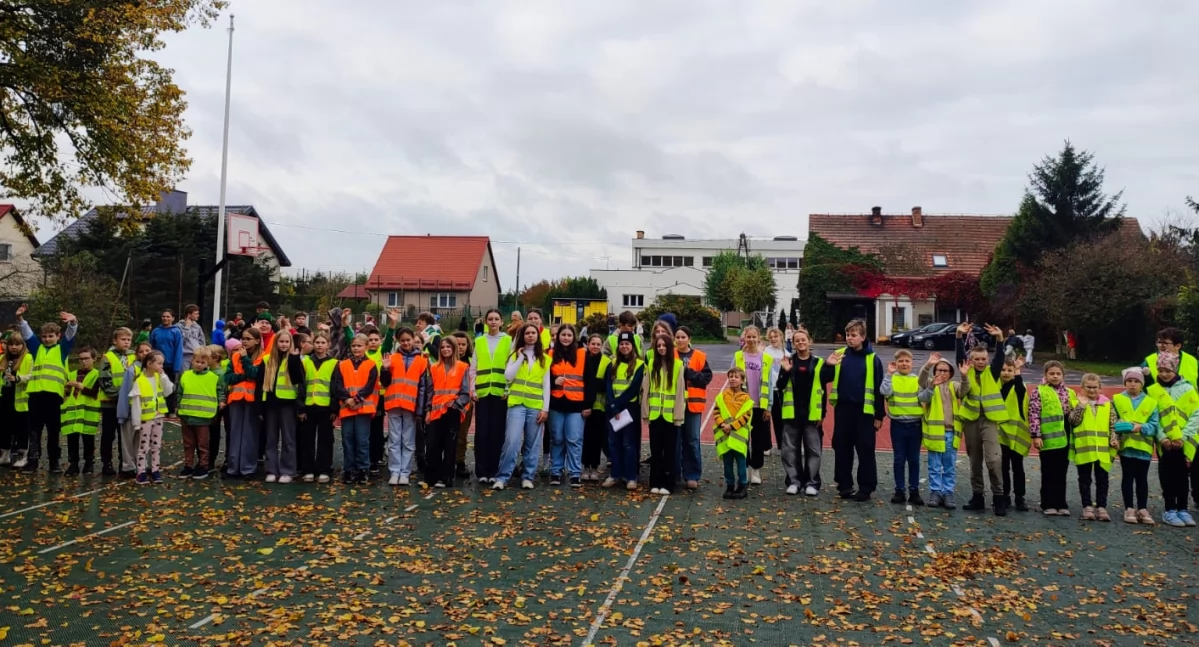 Edukacja, Szkoła Podstawowa Jeżewie „odblaskowa” Placówka aktywnie działa rzecz ochrony zdrowia życia dzieci - zdjęcie, fotografia