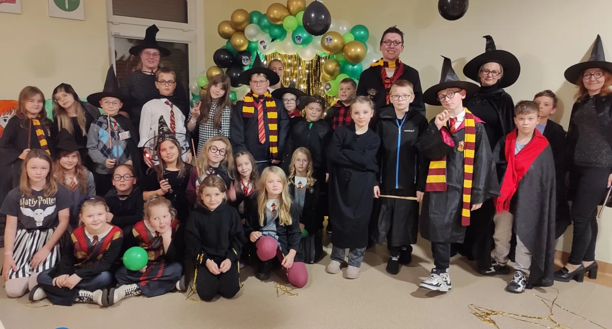 Książki, pisanie i literatura, prawdziwy wieczór magii Dzieci przeniosły peron Hogwartu - zdjęcie, fotografia