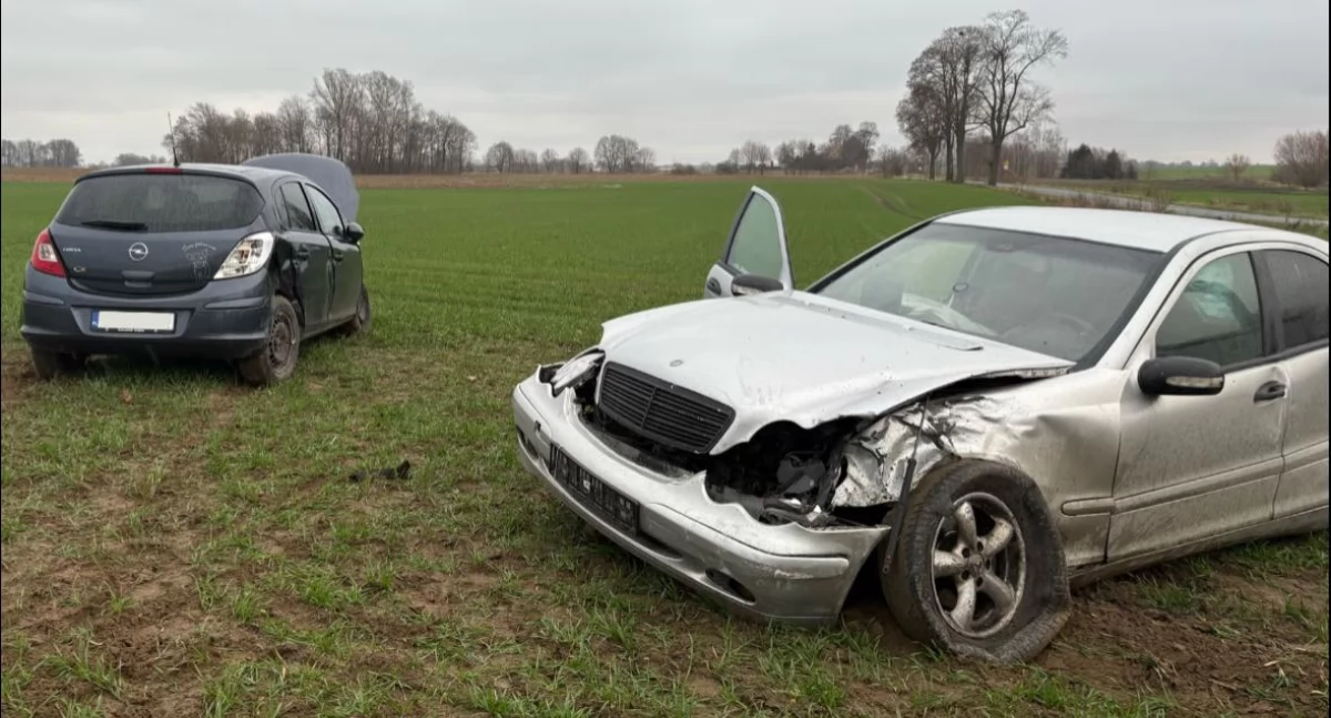 Wypadek drogowy, Groźne zderzenie gminie Pruszcz osoby poszkodowane - zdjęcie, fotografia