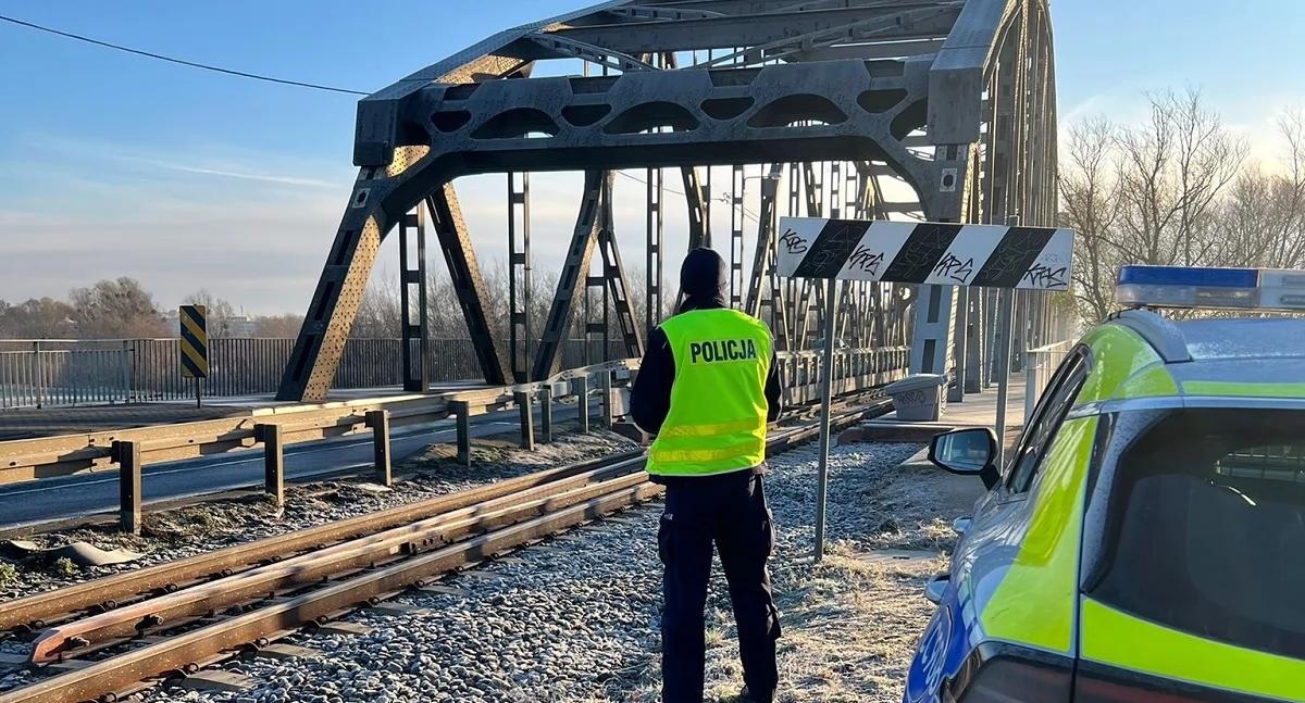 Akcja policji, Policyjne działania okolicach torów sprawdzają funkcjonariusze - zdjęcie, fotografia