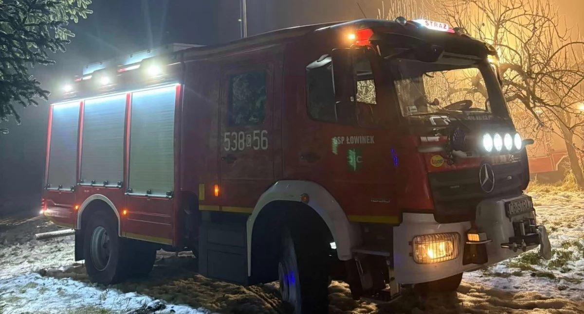 Pożar, Zapaliło poddasze budynku mieszkalnego akcji wiele zastępów - zdjęcie, fotografia