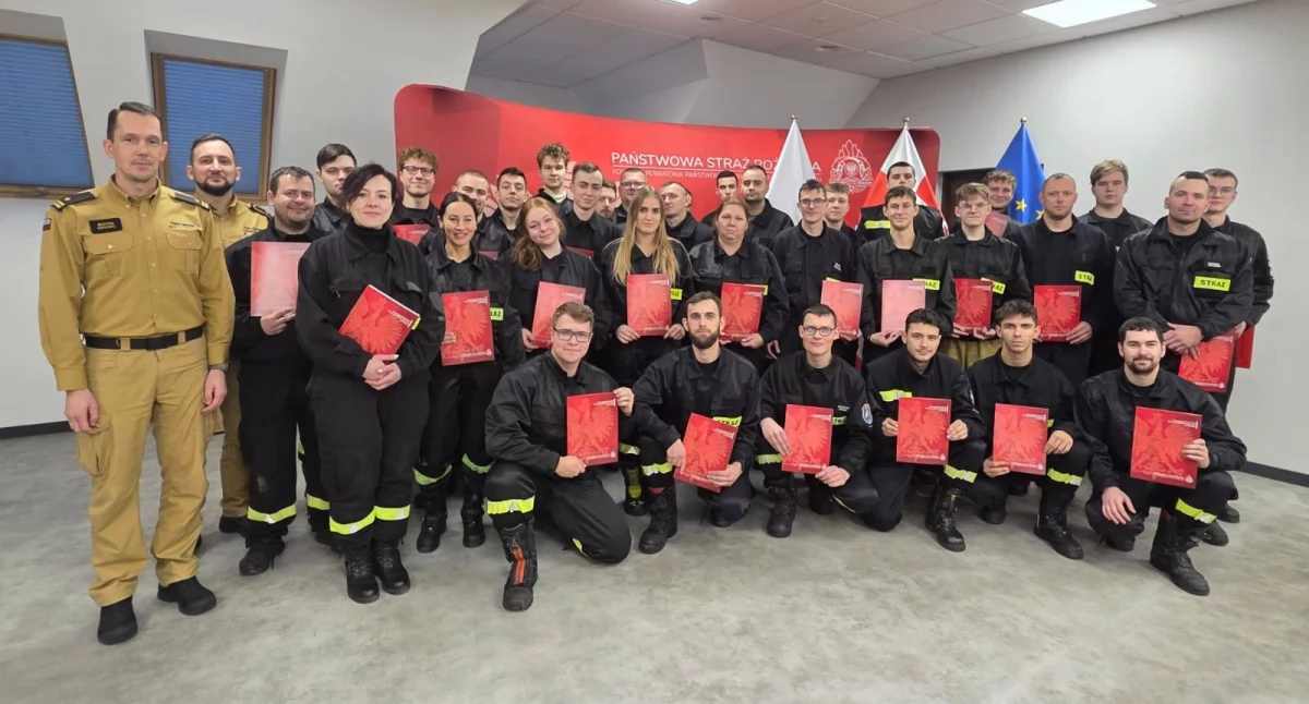 Akcja straży, Ukończyli szkolenie podstawowe strażaka Gratulacje! - zdjęcie, fotografia