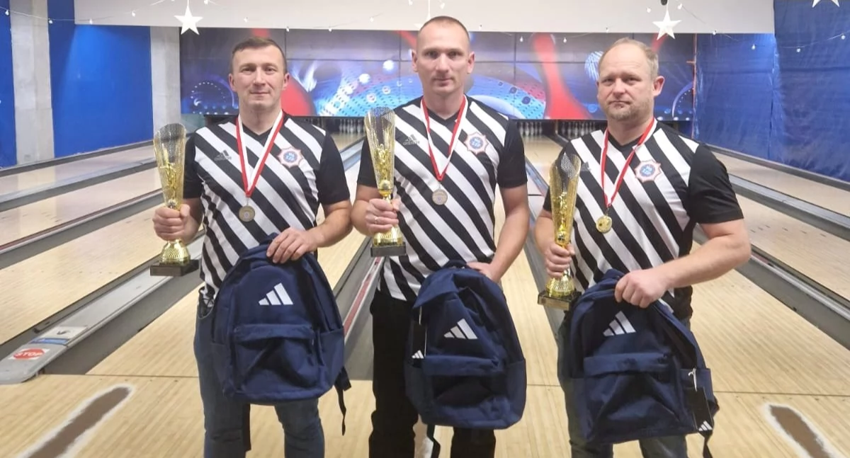 Pozostałe sporty, Turniej Bowlingowy Policjantów Funkcjonariusze Świecia pierwszym miejscu - zdjęcie, fotografia